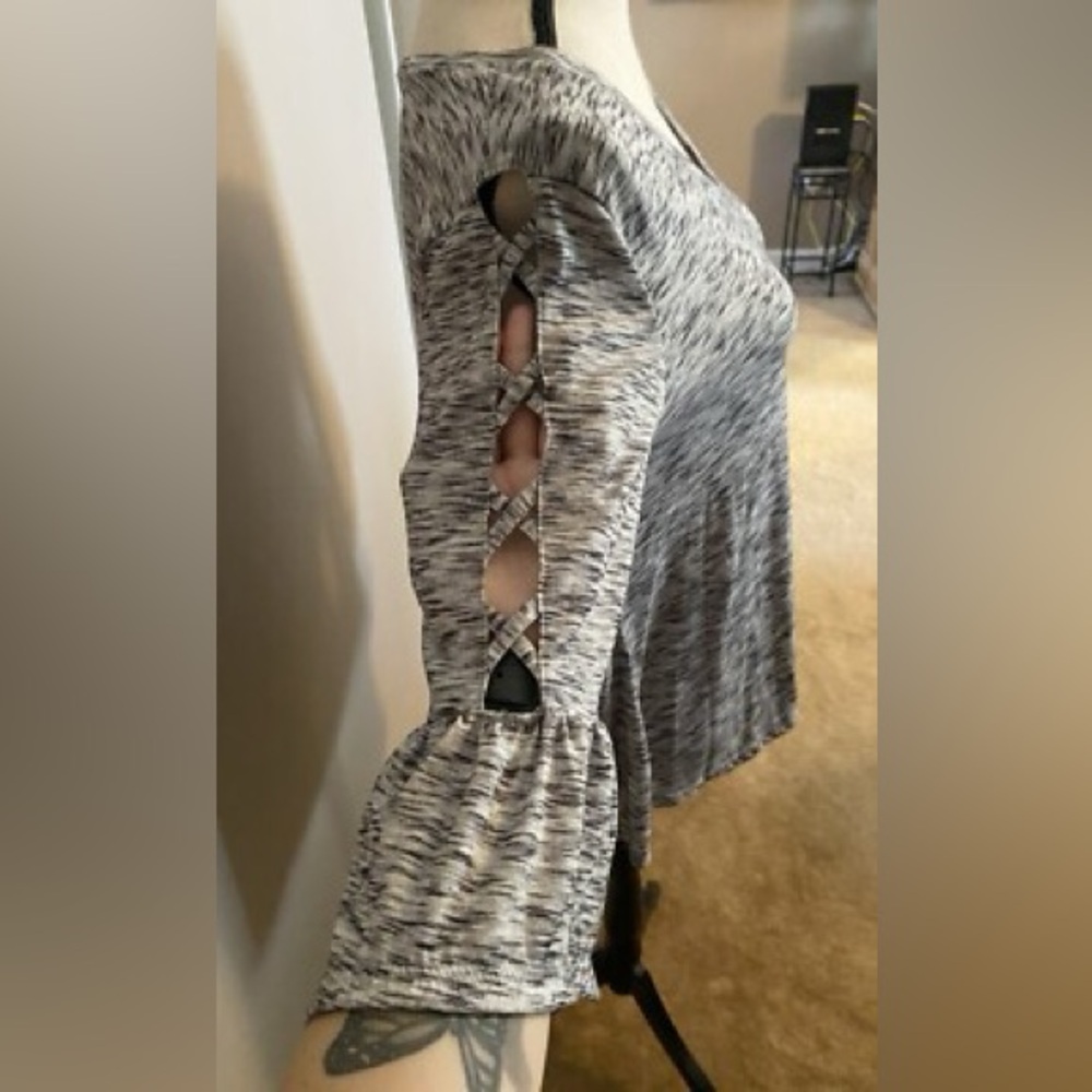 ❤️ 3/$15 Stylish Gray and White Bell Sleeve Top C - Picture 2 of 3